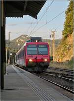 In Vallorbe wird der  neue  Schülerzug nach Le Brassus bereit gestellt. Der Regionalzug 7914 besteht aus dem führenden SBB ABt 984 (ABt NPZ DO 50 85 39-43 984-6 CH-SBB), dem B (B NPZ DO 50 85 29-43 384-1 CH-SBB) und dem schiebenden SBB RBDe 560 384-0 (RBDe 560 DO 94 85 7 560 384-0 CH-SBB).

15. August 2022