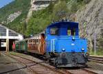 100 Jahre Vallorbe-Frasne: Am Jubiläumsfest sorgte die COMPAGNIE DU TRAIN A VAPEUR DE LA VALLEE DE JOUX mit ihrem Fondue-Zug auf Schienen für das leibliche Wohl der vielen Festbesucher. Damit der Zug nicht umfahren werden musste, wurde ein Pendelzug mit Rangiertraktoren an beiden Enden gebildet. Am 16. Mai 2015 steht der Fonduezug mit dem CTVJ Tem II 288 und dem TRAVYS Te II 97 85 1210 086-5 vor dem SBB-Depot Vallorbe zum Festeinsatz bereit.
Foto: Walter Ruetsch