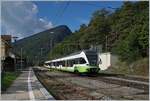 Der TransN RABe 527 331 auf der Fahrt von Neuchâtel nach Le Locle wendet im  Spitzkehr -Bahnhof von Chambrelien die Fahrtrichtung für seine Weiterfahrt.