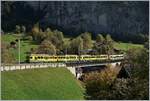 Zwei WAB Doppeltriebwagen BDeh 4/8 mit einem Steuerwagen am Zugschluss erreichen in Kürze ihr Ziel Lauterbrunnen.