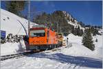 Nach getaner Arbeit, auf dem Weg ins Tal: die TPC HGem 2/2 N° 943 erreicht mit ihrer Schneefräse den Bahnhof Bouquetins.
