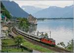 Zwei SBB Re 4/4 II fahren mit einem  Dispozug  durch die Station Veytaux-Chillon in Richtung Lausanne.