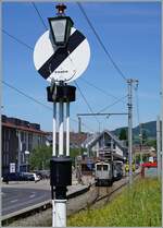 Der LLB (Leuk - Leukerbad Bahn 1915 - 1967) Triebwagen mit der phantasievollen Bezeichnung ABFe 2/4 N° 10 wartet im Blonay seinem Zug nach Chamby auf die Abfahrt, das Ausfahtsignal, eine die