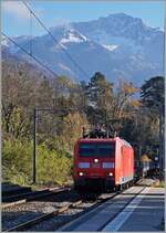 Die DB 185 135-1 ist bei Burier mit dem Noverlis Güterzug Sierre - Göttingen unterwegs.