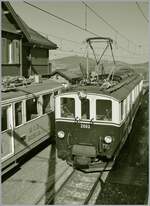 Ein Bild, dass gut 90 Jahre alt sein könnte: Der MOB BCFeh 4/4 11 auf dem Weg nach Les Avants hat in Chamby auf den aus der Gegenrichtung kommenden FZe 6/6 2002 auf der Fahrt nach Montreux