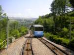 Standseilbahn Cossonay Gare-Ville (CG). In den Jahren 2012-2014 hat man diese Standseilbahn modernisiert. Seit dem 10. Juni 2014 ist sie wieder in Betrieb. Jetzt sind die Kabinen grün. Eigentümer: MBC (Transports de la région Morges-Bière-Cossonay) - 04.05.2011