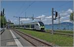 Der von der RegionAlps gemietet BLS RABe 528 105  MIKA  erreicht als als R91 6121 von St-Gingolph nach Brig den Bahnhof von Bouveret. 

Im Hintergrund gleitet der Blick über den Genfer See bis ins Lauvaux.

24. Juli 2024