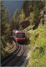 Auf dem mit Stromschiene ausgerüsten Abschnitt zwischen Finhaut und Le Trétien fährt ein neuer Stadler  M-C / TMR Triebzug talwärts. 
3. Oktober 2014