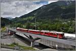 S1 1521 mit Vorortspendelzug Be 4/4 516 nach Rhäzüns in Reichenau-Tamins.