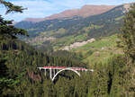 Regionalzug von Chur nach Arosa auf dem imposanten, 287 m langen Langwieser Viadukt in der Nähe der Station Langwies.