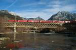 Der RE 1125 von Chur nach St. Moritz überquert die Hinterrheinbrücke bei Reichenau-Tamins; 08.02.2014