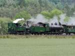 Dritter Dampfpendelzug nach dem Umsetzen der Loks in Thusis. Jetzt Tender voraus geht es wieder zurck nach Bonaduz. Hier bei Unterrealta am 10.6.2007. Hinweis: Teleaufnahme.