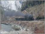 G 4/5 107  Albula  mit Dampfextrazug nach Disentis oberhalb von Versam-Safien am 18.03.2007. Vom parallel zur Strecke verlaufenden Wanderweg hat man dank der Abholzaktion jetzt einen ungehinderten Blick auf die vorbeifahrenden Zge.