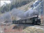 G 4/5 107  Albula  zieht ihre sieben Wagen mit Volldampf durch die Ruinaulta.