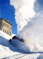 Xrot d 9213 am 08.02.1997 in Ospizio Bernina - Bernina-Dampfschneeschleuder selbstfahrend - Baujahr 1911 - SLM - Dienstgewicht 63,5t - LP 13,67 - V 35Km/h - Schleudern bis 12 km/h - 1=21.01.1991 - Lebenslauf: ex Berninabahn G 2 3/3 1051 - 1943 RhB X rot d 13 - 1954 X rot d 9213 - Hinweis: Schleudern im Ladegleis
