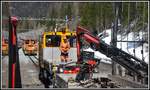 In Muot wird umgebaut. Zwei Bauzüge besetzen das Ausweichgleis, Tm 2/2 83 und 119. (17.04.2019)