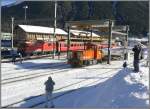 Die englischen Fans des Dampfzuges lichten auch mal einen Regionalzug oder einen Diseltraktor ab, wie hier im Bahnhof Zernez mit der Ge 4/4 II 628  S-chanf  oder Tm 2/2 90. (19.02.2008)