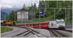 neben der Gmf243 erreicht RE1145 mit Ge 4/4 III 643  Vals  den Abzweigbahnhof Filisur. Rechts erkennt man das Streckengeleise Richtung Davos. (22.05.2013)