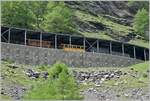 Auf unserer Wanderung überholt uns wieder der Extrazug mit dem Berninakrokodil Ge 4/4 182 in der Galleria Val da Pila Sotto.