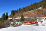 Ge 4/4 II 617 mit einem Regio am 13.01.2018 bei Serneus.