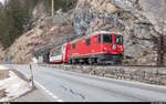 Ge 4/4 II 628 verlässt mit dem Glacier Express Zermatt - St. Moritz am 17. März 2018 den Bergünersteintunnel.