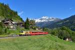 Ge 4/4 II 611 mit einem Engadin Star am 26.05.2017 bei Serneus.