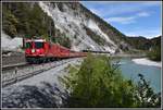 RE1745 mit Ge 4/4 II 613  Domat/Ems  am Vorderrhein bei Trin-Station.