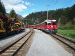 Ge 4/4 II 625 Küblis mit einem RE am 10.05.2019 in Trin in der Ruinaulta.