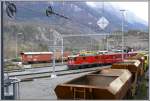 Ge 4/4 II 617  Ilanz  verlsst mit RE nach St.Moritz den Bahnhof Reichenau-Tamins. (10.12.2007)