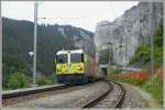 Ge 4/4 II 611  Landquart  zieht den Glacier Express 909 aus der Steinschlaggalerie in den Bahnhof Valendas-Sagogn. (07.06.2008)