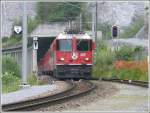 RE1232 nach Disentis/Mustr mit Ge 4/4 II 617  Ilanz  bei der Einfahrt in Valendas-Sagogn. (07.06.2008)
