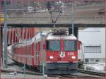 RE1228 mit Ge 4/4 II 630  Trun  fhrtin Untervaz-Trimmis ein.