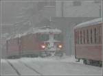 Nach dem Umsetzen, bahnen sich die beiden Loks wieder einen Weg zu ihrem Zug am 25.12.09 im Bahnhof von Arosa.