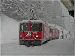 Beim Umsetzen am 25.12.09 bettigt sich die Ge 4/4 II 625  Kublis  als Schneepflug im Bahnhof von Arosa.