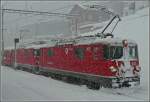 Im dichten Schneetreiben erreichen die Ge 4/4 II 631  Untervaz  und 625  Kublis  am 25.12.09 den Bahnhof von Arosa.