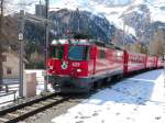 RhB - Ge 4/4 629 mit Schnellzug in Preda am 07.04.2010