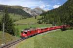 Oberhalb von Bergn ist die Ge 4/4 II 625 der Rhtischen Bahn mit ihrem Schnellzug auf dem  Albulakarussell  talwrts unterwegs.