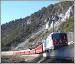 RE1257 mit Ge 4/4 II 616  Filisur  bei Trin. (21.10.2010)