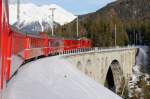 Am 14.1.2010 - RX St.Moritz - Landquart. Nach Cinous-Chel berquert er Zug die Inn fr nach Zernez