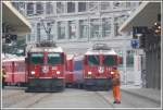 RE1423 mit Ge 4/4 II 613  Domat/Ems  und R1425 mit Ge 4/4 II 621  Felsberg  nach Arosa werden in Chur bereitgestellt. (13.02.2011)