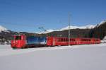 Noch einmal der Ski-Pendelzug mit der Ge 4/4 II 617 am 27.12.11 bei Davos Dorf. Bei diesem Bild stand ich bis ber die Knie im Schnee.