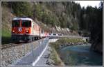GlacierExpress 903 mit Ge 4/4 II 622  Arosa  in der Vorderrheinschlucht  bei Trin. (12.04.2012)