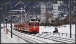 RE1240 mit Ge 4/4 II 617  Ilanz  erschrickt bei Felsberg ein Reitpferd.