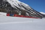 Ge 4/4 II 617 befindet sich am 09.03.2014 mit einem Extrazug anlässlich des Engadin Skimarathons in Bever. Speziell an den drei lokbespannten Kopositionen, welche zwischen St. Moritz und S-chanf Marathon pendelten, waren die Loks an beiden Zugsenden.