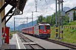 Die Ge 4/4 II 622, Werbeträger für die Japanische Hakone-Tozan Railway erreicht am 7. Juli 2014 den Bahnhof La Punt Chamues-ch im Engadin.