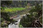 RE 1232 mit der neusten Werbelok der RhB (für die Zeitung Südostschweiz) Ge 4/4 II 619  Samedan  zwischen Versam-Safien und Valendas-Sagogn. (05.05.2015)