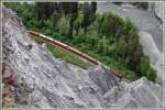 Am Lengwald gibts einen versteckten Weg, der genau oberhalb dieses Abbruchs bei Versam-Station vorbeiführt. RE1245 mit der Ge 4/ II 629  Tiefencastel  erreicht in Kürze die Station Versam-Safien. (05.05.2015)