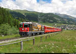 Ge 4/4 II 620 mit Werbung für das 100-Jahre Jubiläum der Unterengadiner Linie zieht den Engadin Star Landquart-St. Moritz mit zusätzlicher Güterlast am 10. Juli 2013 kurz nach Samedan in Richtung Celerina.