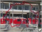 ber dem Aufgang von der Unterfhrung Richtung Altstadt wurden die nachts leuchtenden Umrisse der Schweiz (rot) und Graubnden (blau) installiert. Im Hintergrund Ge 4/4 II 629  Tiefencastel  mit Regionalzug nach Arosa. (19.02.2007)