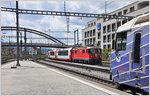 Die Ge 4/4 II 631  Untervaz  bringt die Wagen des Glacier-Express 902 aus Disentis, die in Chur an den wartenden RE1149 nach St.Moritz übergeben werden. (27.04.2016)